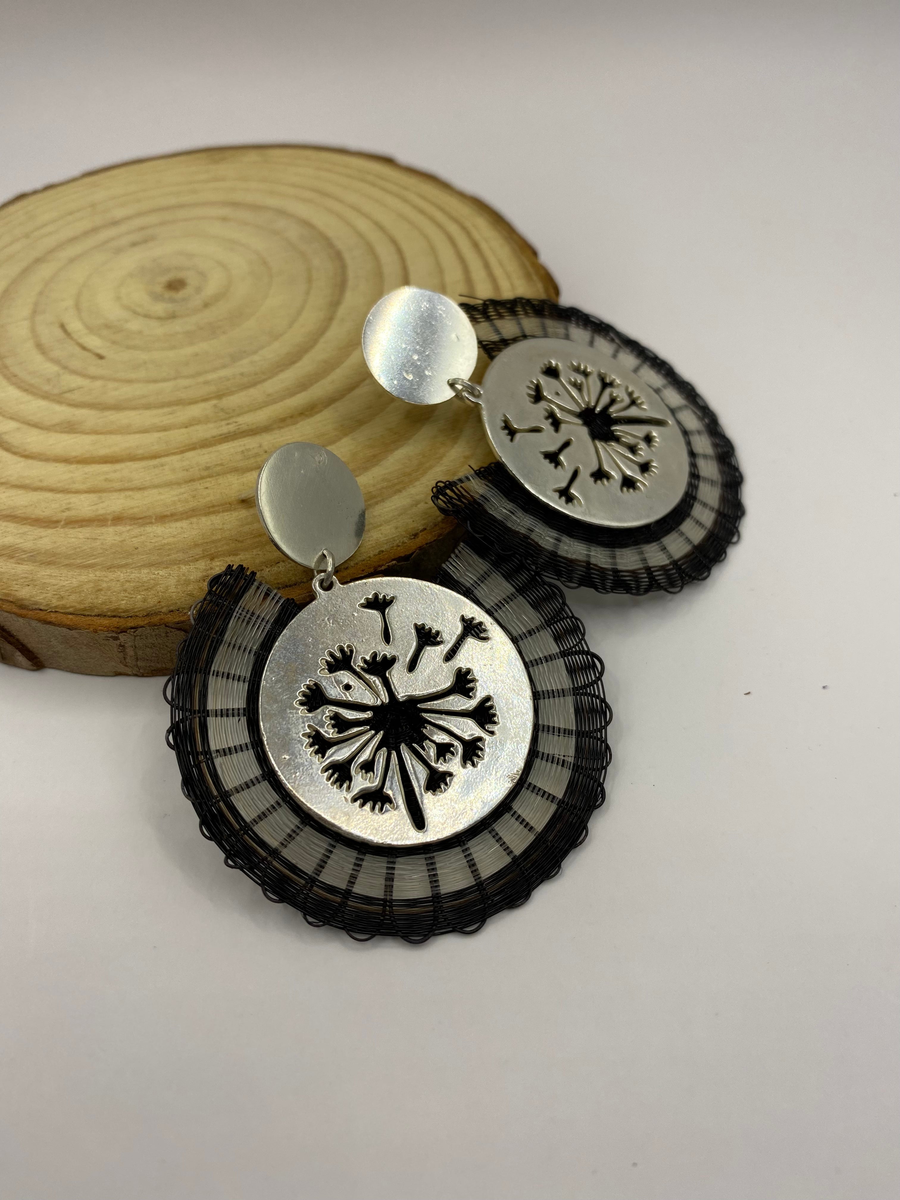 Aros negros de crin de caballo con base calada de plata